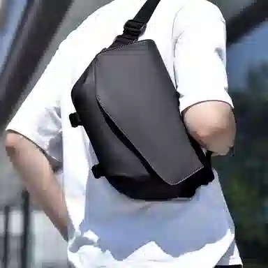 老人头 潮流休闲时尚百搭纯色简约设计 织物 斜挎包胸包 男款 黑色