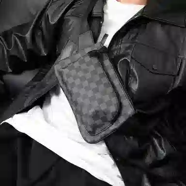 老人头 时尚百搭轻便 合成革 胸包 男款 花纹黑/灰色