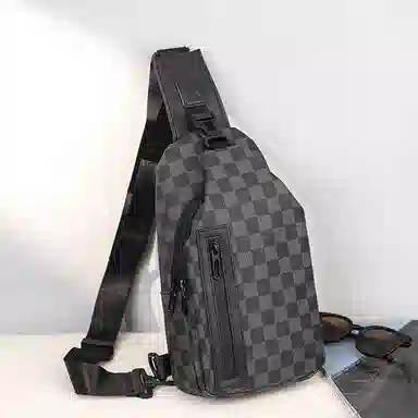 老人头 复古休闲棋盘格通勤百搭多功能斜挎 合成革 胸包 男款 黑色