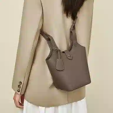 老人头 韩系百搭高级质感小众通勤腋下 合成革 单肩水桶斜挎包 女款 陶土棕/泥灰色