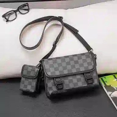 老人头 经典设计时尚个性潮流通勤格子休闲百搭小众设计斜挎邮差包 合成革 单肩包 常规 男款 黑色