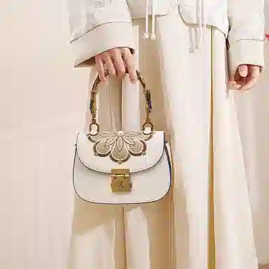 老人头 国风新中式气质刺绣百搭通勤马鞍包 合成革 手提包 女款 多色