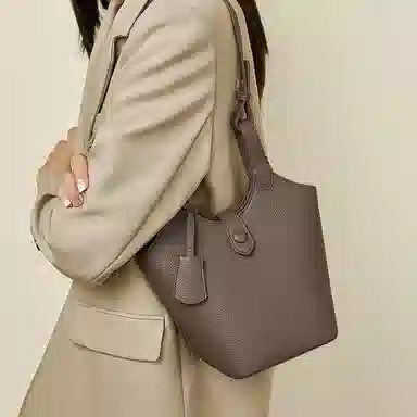 老人头 韩系百搭高级质感小众通勤腋下 合成革 单肩水桶斜挎包 女款 陶土棕/泥灰色