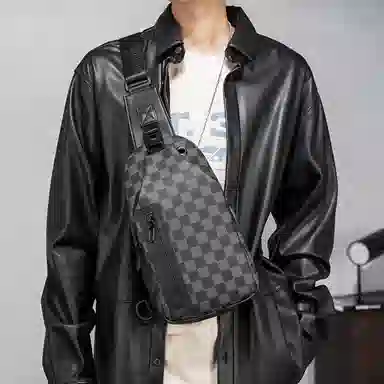 老人头 复古休闲棋盘格通勤百搭多功能斜挎 合成革 胸包 男款 黑色