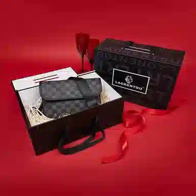 老人头 潮流撞色复古格子轻便实用潮流百搭时尚个性 合成革 斜挎包 男款 黑色