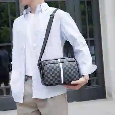 老人头 经典潮流百搭个性通勤格子蓝白条纹 合成革 单肩包 常规 男款 黑色