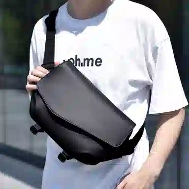 老人头 潮流休闲时尚百搭纯色简约设计 织物 斜挎包胸包 男款 黑色