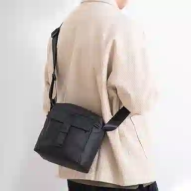 老人头 简约轻便休闲时尚通勤 合成革 单肩斜挎包 常规 男款 黑色