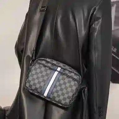 老人头 经典潮流百搭个性通勤格子蓝白条纹 合成革 单肩包 常规 男款 黑色