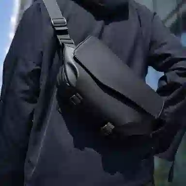 老人头 潮流休闲时尚百搭纯色简约设计 织物 斜挎包胸包 男款 黑色