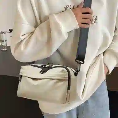 老人头 时尚潮流简约轻便出行单肩休闲百搭通勤包  人造革 斜挎包 常规 男女同款情侣款 黑色/米白色/深灰色