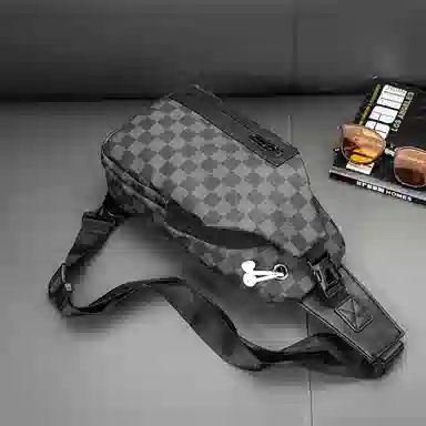 老人头 复古休闲棋盘格通勤百搭多功能斜挎 合成革 胸包 男款 黑色