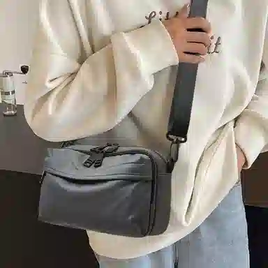 老人头 时尚潮流简约轻便出行单肩休闲百搭通勤包  人造革 斜挎包 常规 男女同款情侣款 黑色/米白色/深灰色