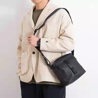 老人头 简约轻便休闲时尚通勤 合成革 单肩斜挎包 常规 男款 黑色