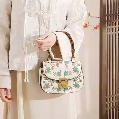 老人头 国风新中式气质刺绣百搭通勤马鞍包 合成革 手提包 女款 多色