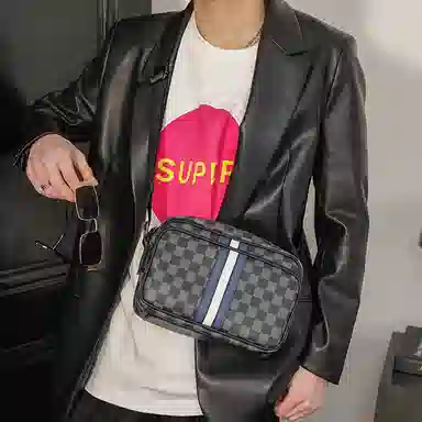 老人头 经典潮流百搭个性通勤格子蓝白条纹 合成革 单肩包 常规 男款 黑色