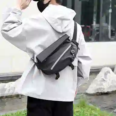 老人头 机能风简约运动潮酷通勤防泼水百搭 织物 斜挎包胸包 男款 黑色