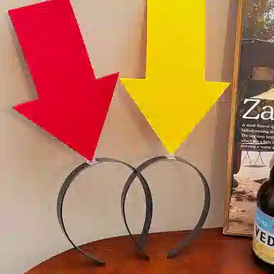 千桐 【我在这儿 箭头头箍】创意符号 演唱会 拍照神器 趣味搞怪显眼 塑料 发箍 男女同款情侣款