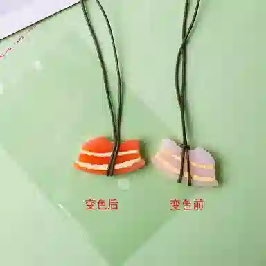 【不晒黑神器 有紫外线就变色】 千桐 烤肉 卡通治愈 创意包包 行李箱 卡通玩偶 亚克力 挂件 男女同款情侣款