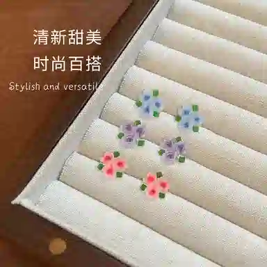 【花点心思】 千桐 甜美清新彩色花朵 小巧精致 不重样 防过敏养耳洞 塑料 耳钉 男女同款情侣款