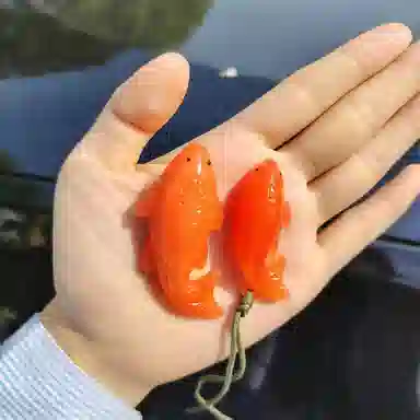 千桐 锦鲤变身 有紫外线就变色 卡通治愈 创意手机绳包包 行李箱 亚克力 挂件 男女同款情侣款