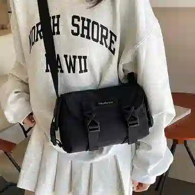 普乐威 小众质感潮流机车休闲百搭运动多功能轻便防水通勤斜 尼龙 水洗布 单肩斜挎包 男女同款情侣款 黑色