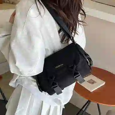 普乐威 小众质感潮流机车休闲百搭运动多功能轻便防水通勤斜 尼龙 水洗布 单肩斜挎包 男女同款情侣款 黑色