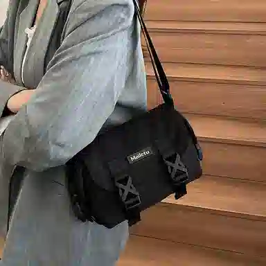 普乐威 小众质感潮流机车休闲百搭运动多功能轻便防水通勤斜 尼龙 水洗布 单肩斜挎包 男女同款情侣款 黑色