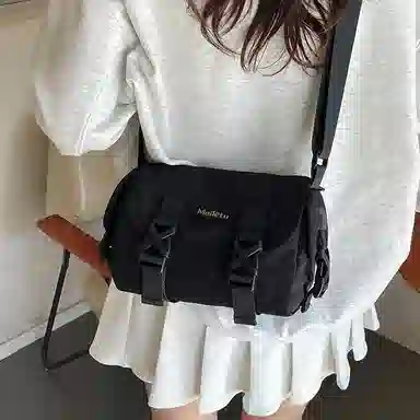 普乐威 小众质感潮流机车休闲百搭运动多功能轻便防水通勤斜 尼龙 水洗布 单肩斜挎包 男女同款情侣款 黑色