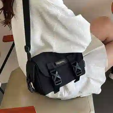 普乐威 小众质感潮流机车休闲百搭运动多功能轻便防水通勤斜 尼龙 水洗布 单肩斜挎包 男女同款情侣款 黑色