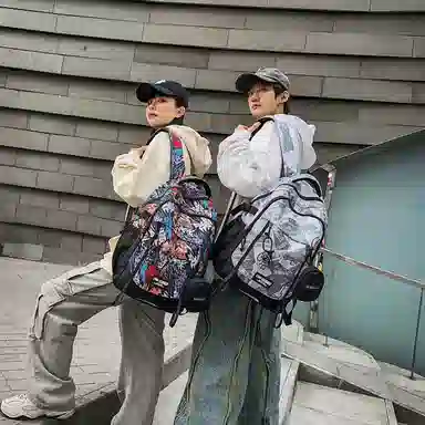 普乐威 潮酷高颜值 尼龙 双肩包 男女同款情侣款 几何/动漫/报纸/涂鸦/白色/黑色