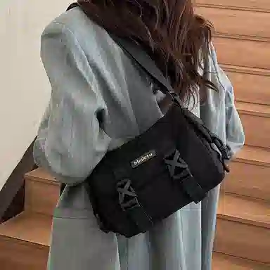 普乐威 小众质感潮流机车休闲百搭运动多功能轻便防水通勤斜 尼龙 水洗布 单肩斜挎包 男女同款情侣款 黑色