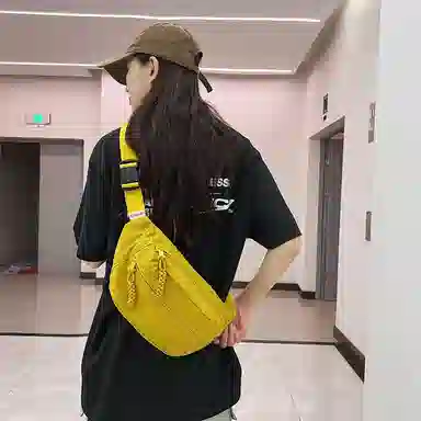 普乐威 日系轻便简约百搭百搭休闲运动骑行通勤 尼龙 胸包 男女同款情侣款 米白色/黑色/黄色/绿色/蓝色