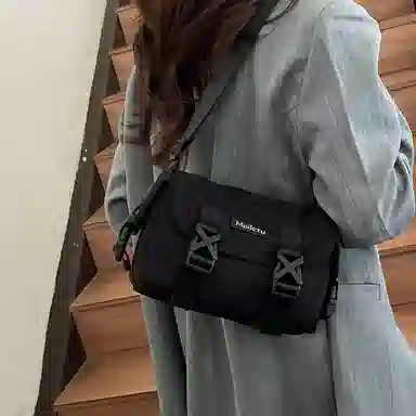 普乐威 小众质感潮流机车休闲百搭运动多功能轻便防水通勤斜 尼龙 水洗布 单肩斜挎包 男女同款情侣款 黑色