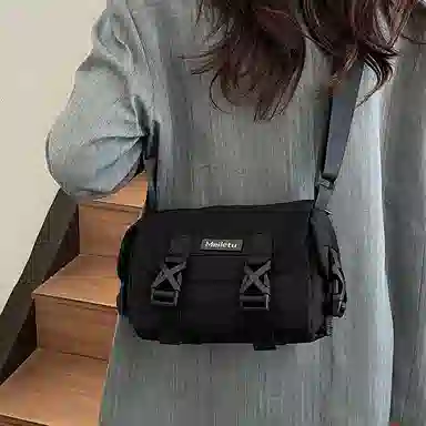 普乐威 小众质感潮流机车休闲百搭运动多功能轻便防水通勤斜 尼龙 水洗布 单肩斜挎包 男女同款情侣款 黑色