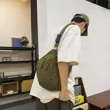 普乐威 日系轻便简约百搭百搭休闲运动骑行通勤 尼龙 胸包 男女同款情侣款 米白色/黑色/黄色/绿色/蓝色