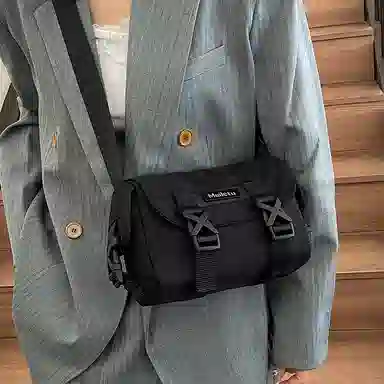 普乐威 小众质感潮流机车休闲百搭运动多功能轻便防水通勤斜 尼龙 水洗布 单肩斜挎包 男女同款情侣款 黑色