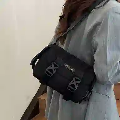 普乐威 小众质感潮流机车休闲百搭运动多功能轻便防水通勤斜 尼龙 水洗布 单肩斜挎包 男女同款情侣款 黑色