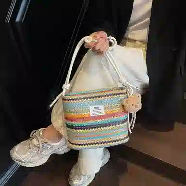 科物酷 超火小众高颜值多巴胺彩色编织包百搭轻便休闲外出度假沙滩水桶包 草编 斜挎单肩包 男女同款情侣款 白色/蓝色