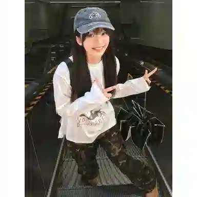 Weiniu Palm Print Long Sleeve Tee