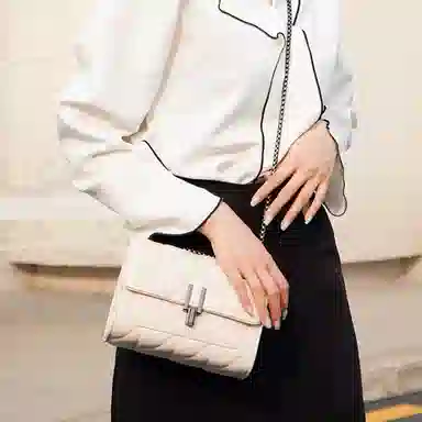 SEPTWOLVES Chain Crossbody Bag Black/White