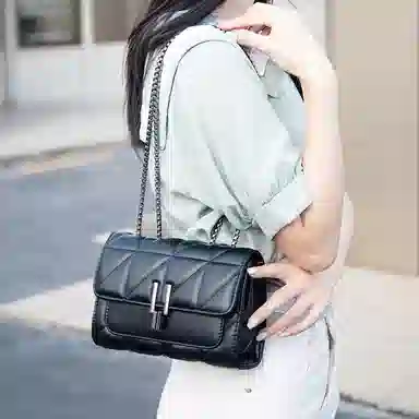 SEPTWOLVES Chain Crossbody Bag Black/White