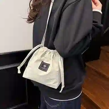 行途 高级感小众时尚超火 水洗布 斜挎包 男女同款情侣款 多色