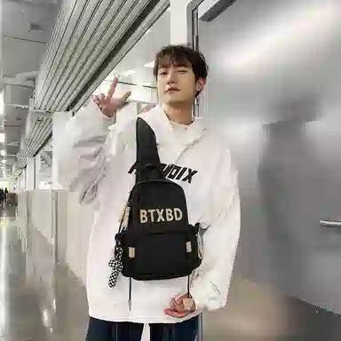 行途 时尚韩版潮流个性轻便单肩包高颜值休闲 尼龙 胸包 男女同款情侣款 黑色/蓝色/红色/白色