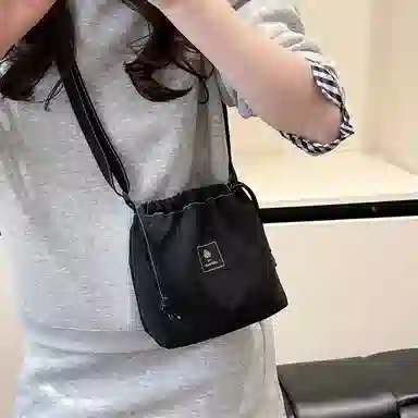 行途 高级感小众时尚超火 水洗布 斜挎包 男女同款情侣款 多色