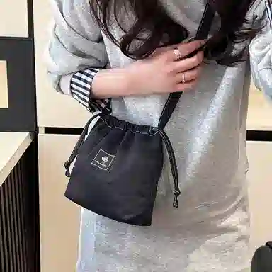 行途 高级感小众时尚超火 水洗布 斜挎包 男女同款情侣款 多色