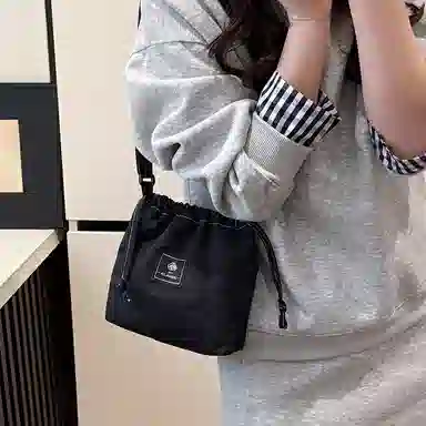 行途 高级感小众时尚超火 水洗布 斜挎包 男女同款情侣款 多色