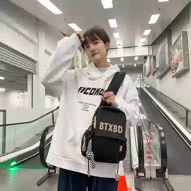 行途 时尚韩版潮流个性轻便单肩包高颜值休闲 尼龙 胸包 男女同款情侣款 黑色/蓝色/红色/白色