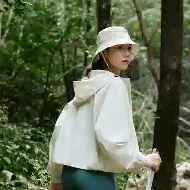 探路者  户外徒步运动  防风防泼水冲锋衣 女款