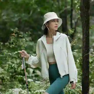 探路者  户外徒步运动  防风防泼水冲锋衣 女款